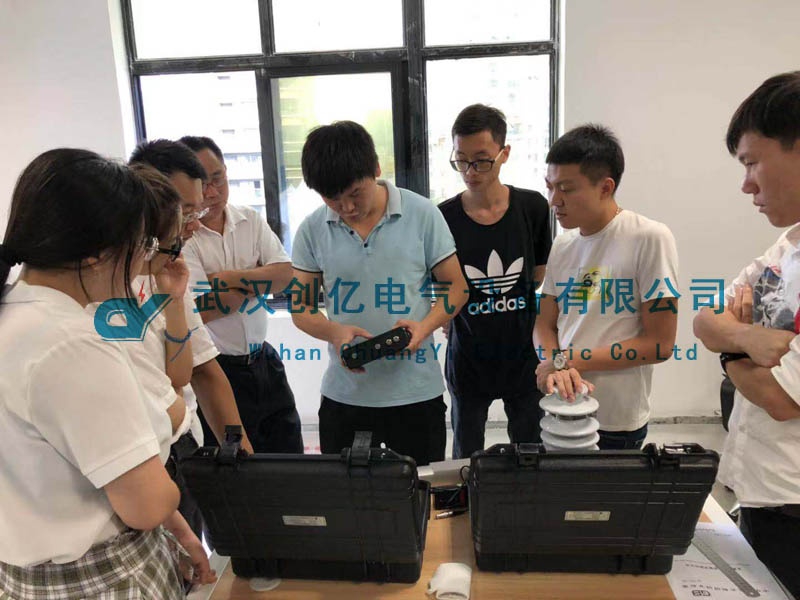 創(chuàng)億電氣前往海南電科院調試探傷儀